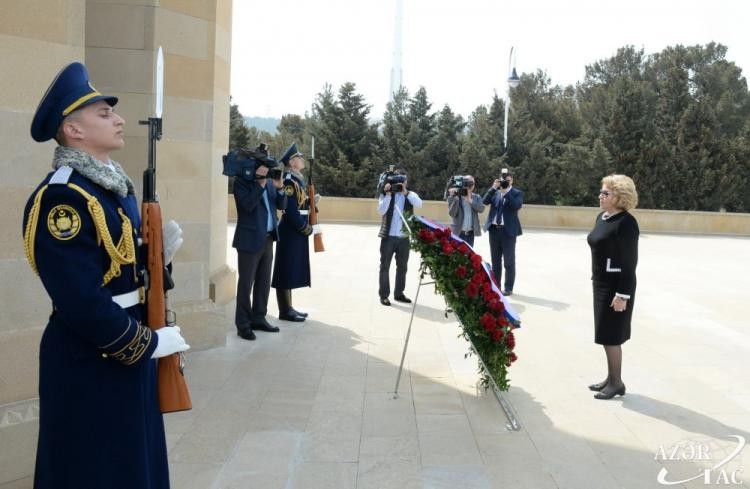 Matviyenko Heydər Əliyevin məzarını və Şəhidlər Xiyabanını ziyarət etdi YENİLƏNİB