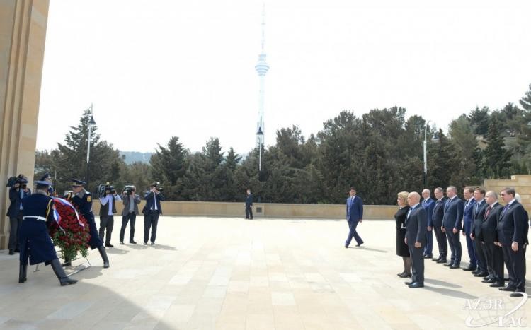 Matviyenko Heydər Əliyevin məzarını və Şəhidlər Xiyabanını ziyarət etdi YENİLƏNİB