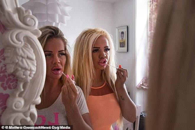 Plastik əməliyyat üçün qızını fahişəliyə məcbur edən ananın FOTOLARI