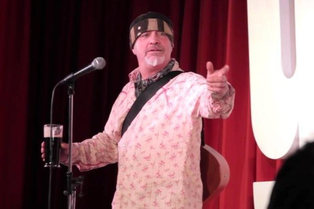 Şoumen səhnədə "İflic"i lağa qoydu, 10 dəqiqə sonra öldü - FOTO