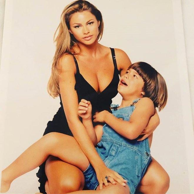 46 yaşlı aktrisa çılpaq şəklini paylaşdı 