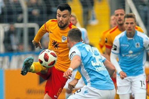 Millimizin hücumçusu rəqibinin burnunu qırdı - FOTO