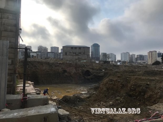 “Təzəpir” məscidi ətrafında tarixi abidə tapıldı - FOTOLAR