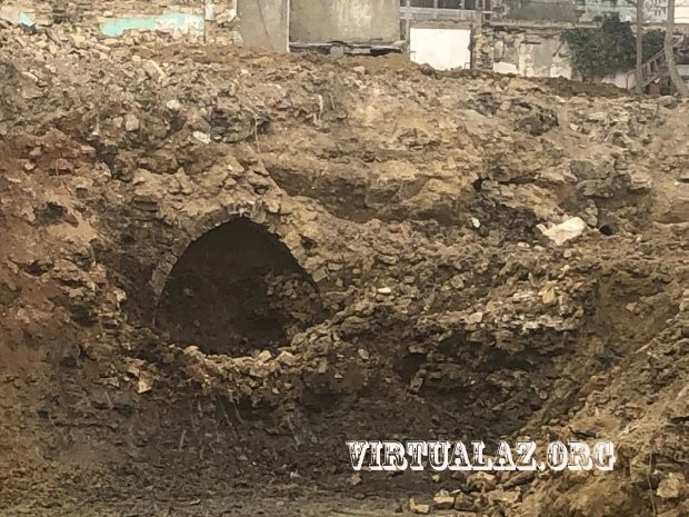 “Təzəpir” məscidi ətrafında tarixi abidə tapıldı - FOTOLAR