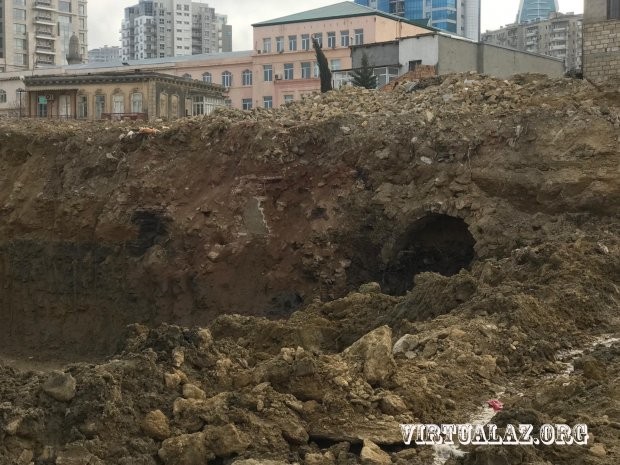 “Təzəpir” məscidi ətrafında tarixi abidə tapıldı - FOTOLAR