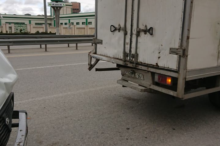 Xırdalanda minik avtomobili yük maşınına çırpıldı 