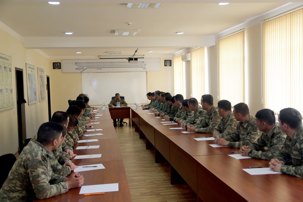 Nazir pilotlara tapşırıq verdi - FOTOLAR