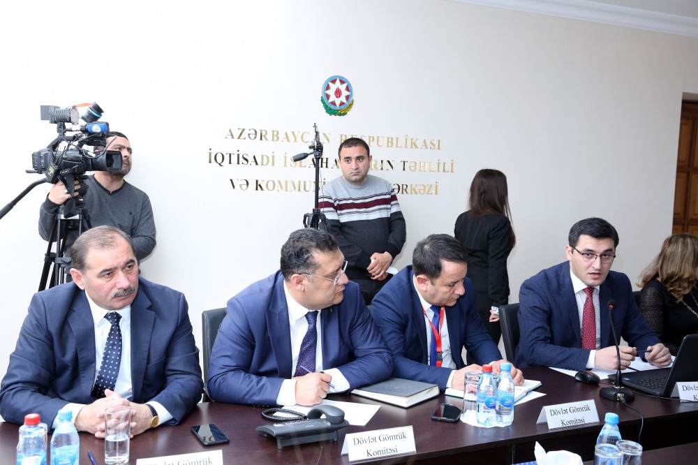 Gömrük sistemində həyata keçirilən yeniliklərlə bağlı mətbuat konfransı keçirilib - FOTOLAR