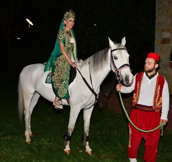 Xına gecəsinə at belində gəldi - FOTO