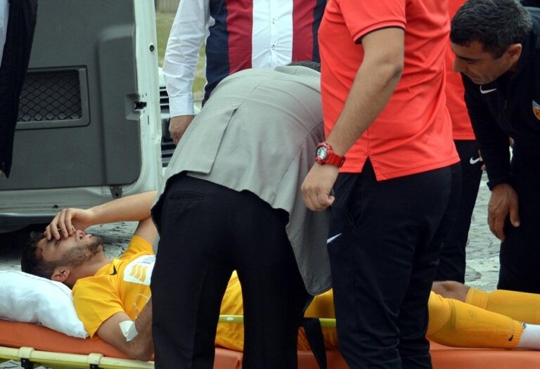 Oyun zamanı futbolçunun ağzına arı girdi, xəstəxanalıq oldu  – FOTO (VİDEO)