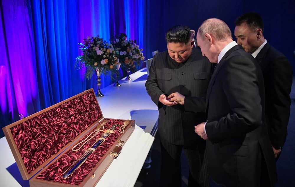 Kim qılınc, Putin fincan verdi - VİDEO