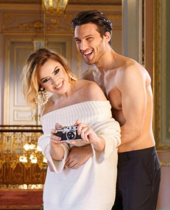 Hadisedən dərin dekolteli paltar - FOTO