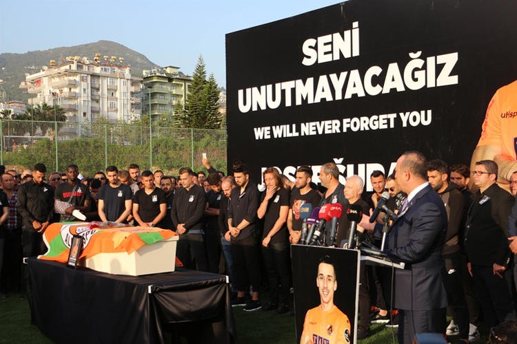 Nazir ölən futbolçunun ailəsini təyyarəsi ilə ölkəsinə apardı - FOTOLAR