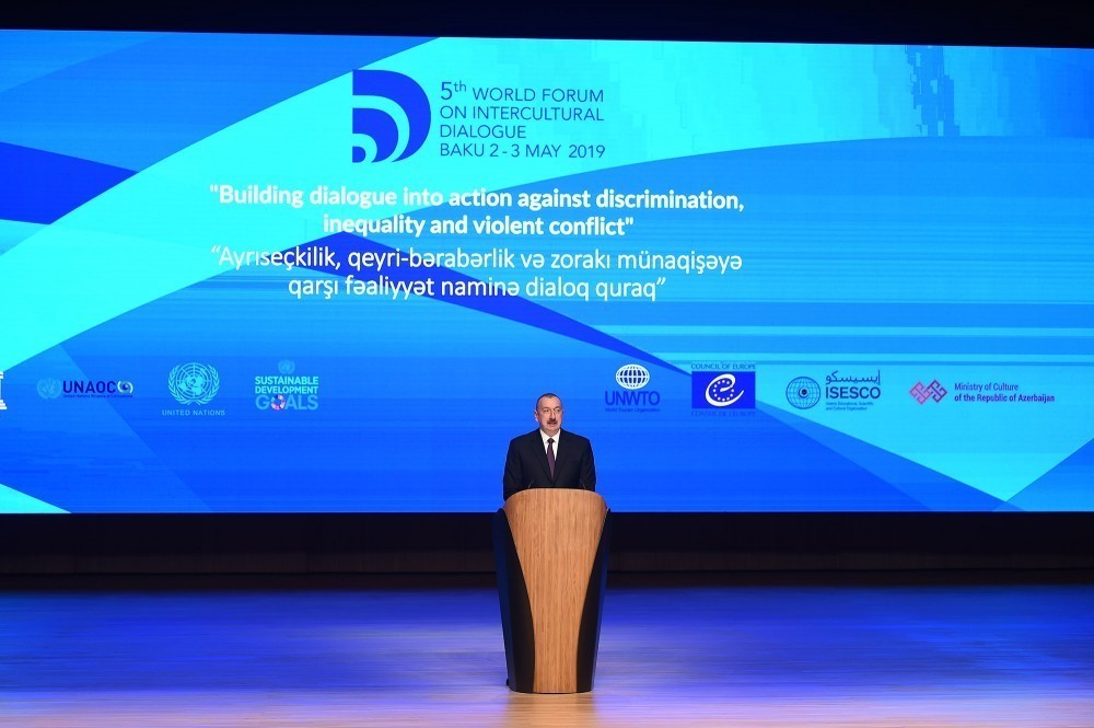 İlham Əliyev və xanımı Forumun açılışında 
