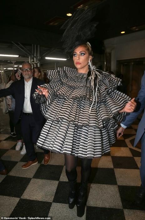 Ledi Qaqa qeyri-adi geyimdə - FOTO