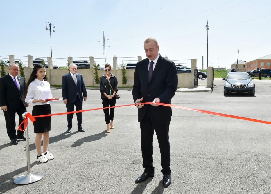 İlham Əliyev və xanımı Qobustanda (YENİLƏNİB-3- FOTO)