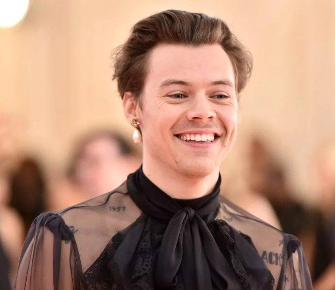 Məşhur müğənni tədbirə qadın paltarında gəldi - FOTOLAR