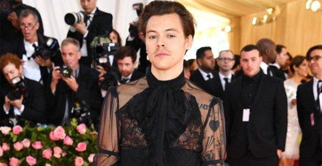 Məşhur müğənni tədbirə qadın paltarında gəldi - FOTOLAR