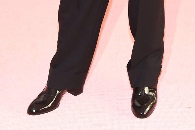 Məşhur müğənni tədbirə qadın paltarında gəldi - FOTOLAR