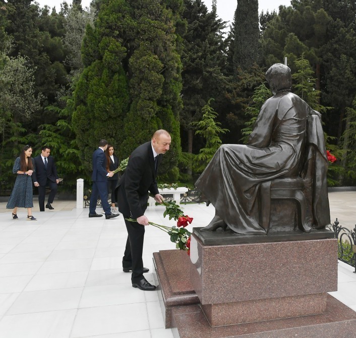 İlham Əliyev ailə üzvləri ilə birgə Fəxri xiyabanda (YENİLƏNİB)