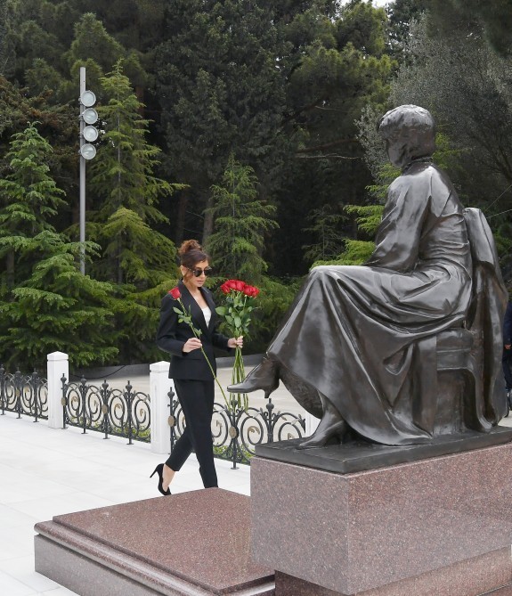 İlham Əliyev ailə üzvləri ilə birgə Fəxri xiyabanda (YENİLƏNİB)