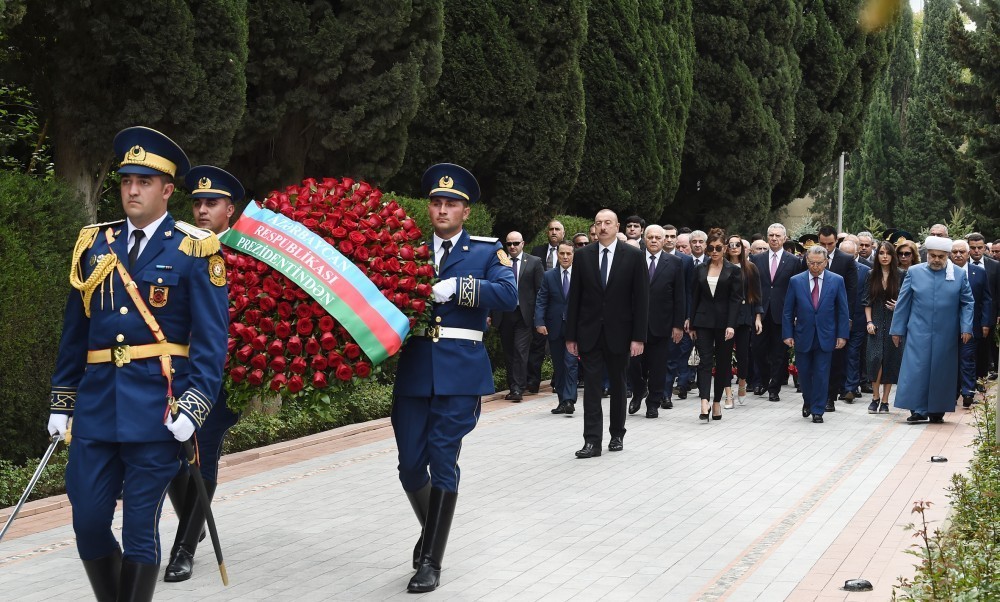 İlham Əliyev ailə üzvləri ilə birgə Fəxri xiyabanda (YENİLƏNİB)