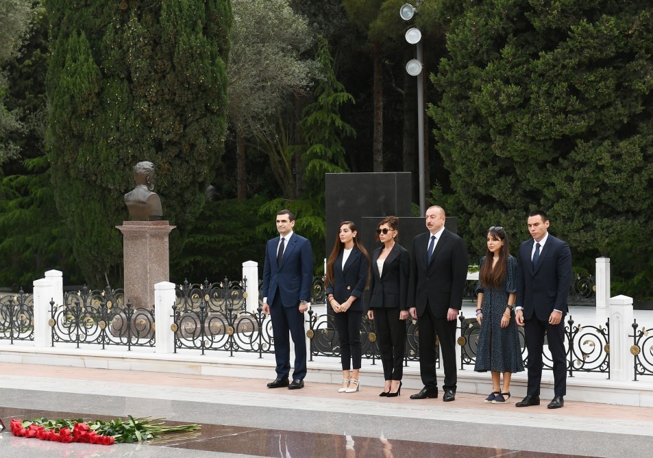 İlham Əliyev ailə üzvləri ilə birgə Fəxri xiyabanda (YENİLƏNİB)