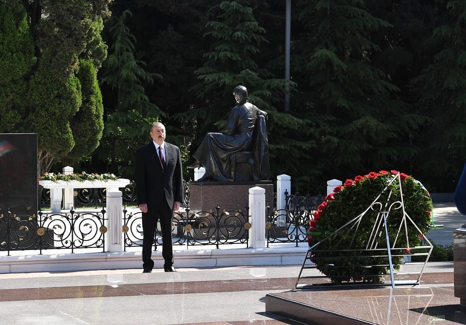 İlham Əliyev ailə üzvləri ilə birgə Fəxri xiyabanda (YENİLƏNİB)