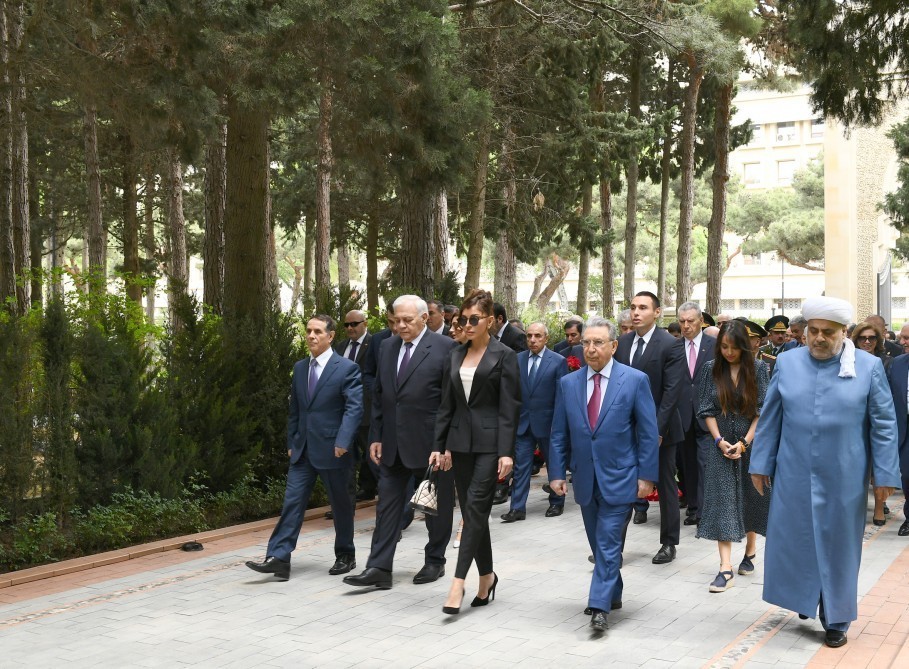 İlham Əliyev ailə üzvləri ilə birgə Fəxri xiyabanda (YENİLƏNİB)