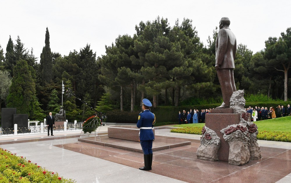 İlham Əliyev ailə üzvləri ilə birgə Fəxri xiyabanda (YENİLƏNİB)