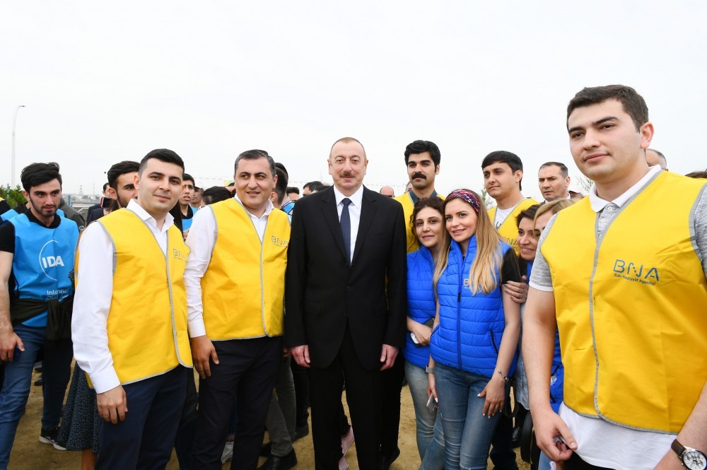 Prezident ailə üzvləri ilə birgə ağac əkdi - FOTOLAR-YENİLƏNİB