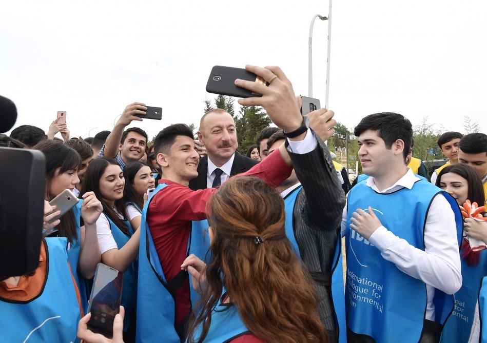 Prezident ailə üzvləri ilə birgə ağac əkdi - FOTOLAR-YENİLƏNİB