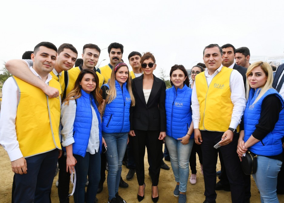 Prezident ailə üzvləri ilə birgə ağac əkdi - FOTOLAR-YENİLƏNİB
