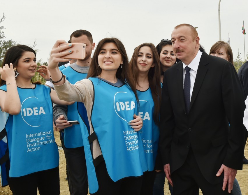 Prezident ailə üzvləri ilə birgə ağac əkdi - FOTOLAR-YENİLƏNİB