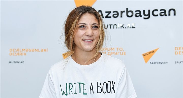Məşhur azərbaycanlı boksçu küçədə qadını döydü – FOTO