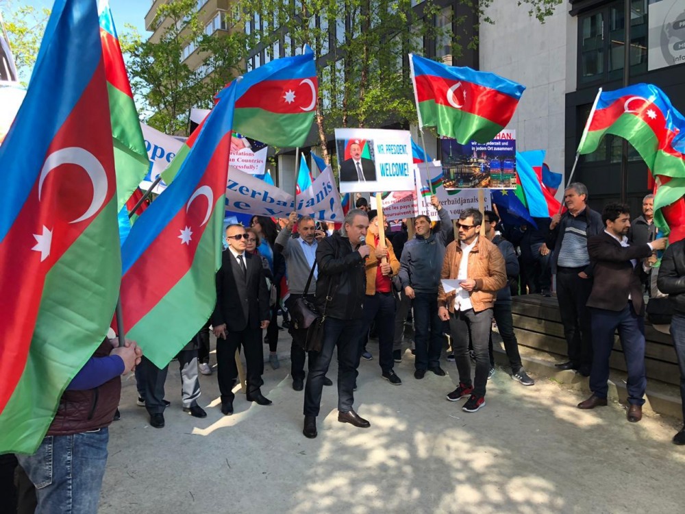 Brüsseldə İlham Əliyevə dəstək aksiyası keçirildi - FOTOLAR