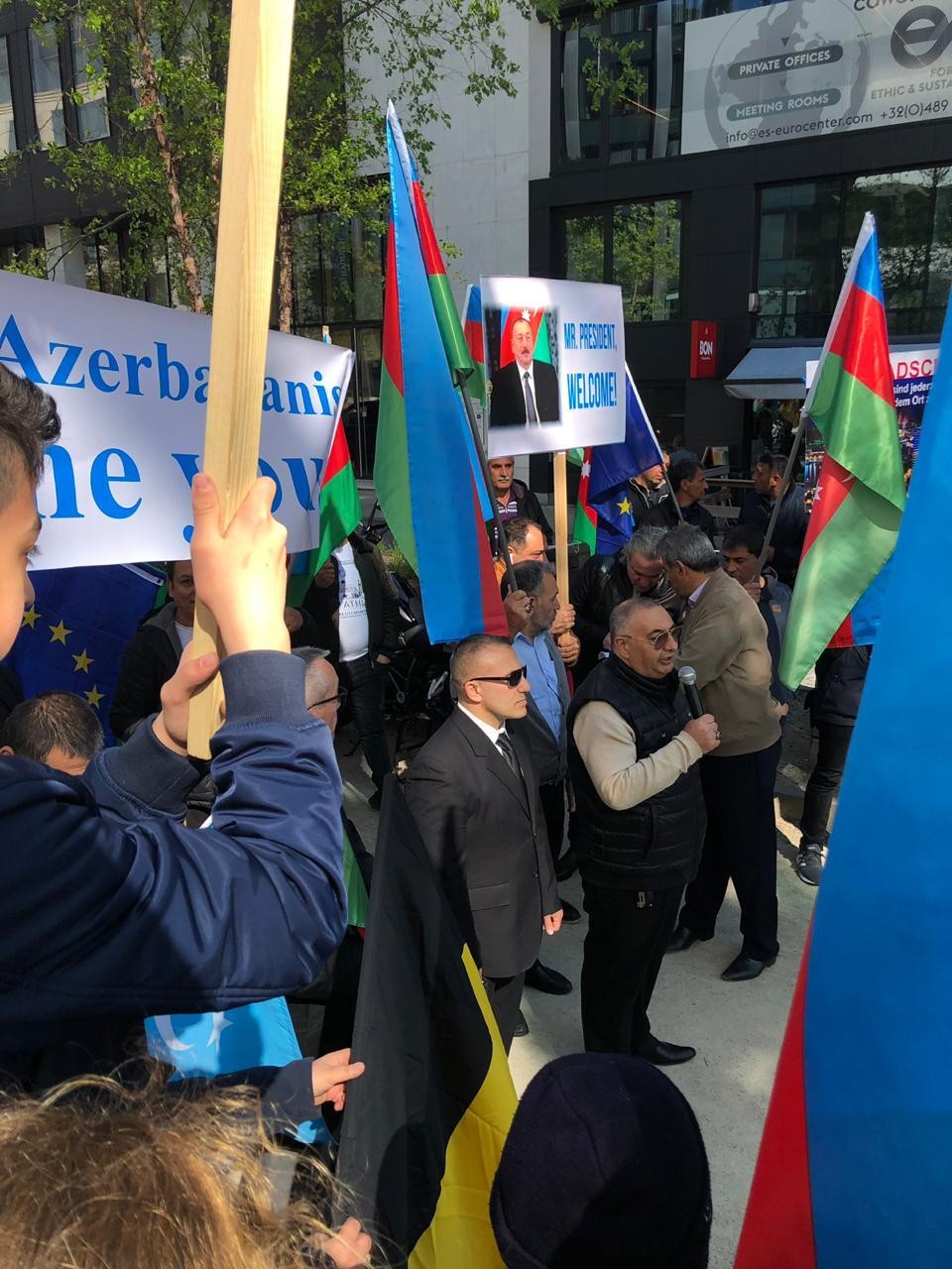 Brüsseldə İlham Əliyevə dəstək aksiyası keçirildi - FOTOLAR