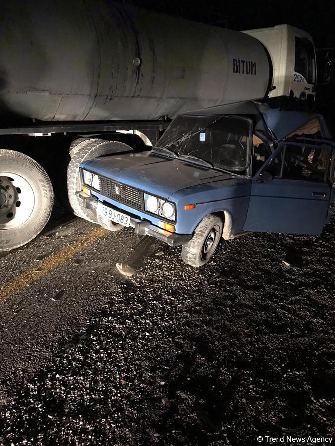 Betondaşıyan maşın "VAZ"la toqquşdu - FOTOLAR