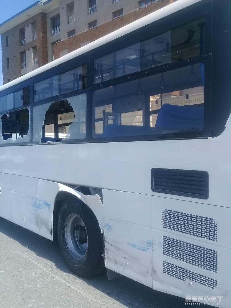 Aeroport yolunda QƏZA: Avtobus kranla toqquşdu (FOTO)