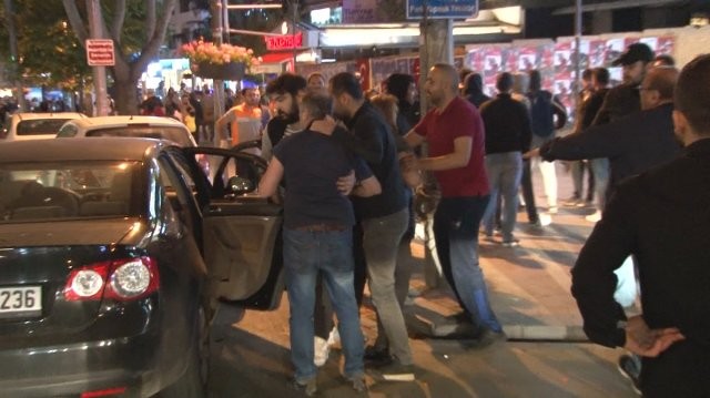 Çempionluğu bayram edən azarkeşlərə hücum olundu - Uşaqlar dəhşət yaşadı (VİDEO)