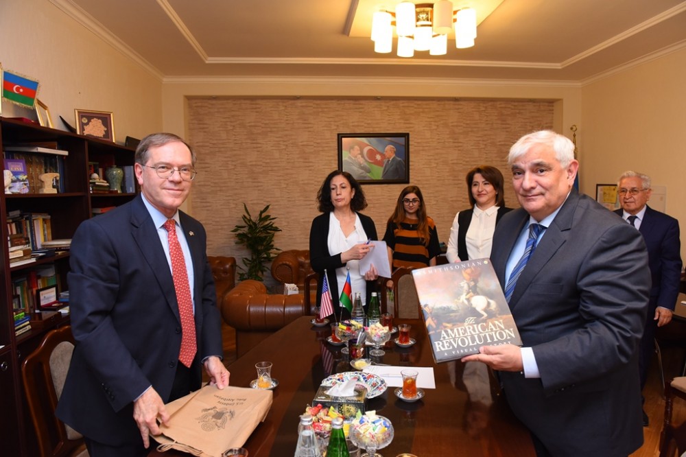Örl Litzenberqer ADU-nun “Səfir saatı” layihəsinin qonağı oldu - FOTO