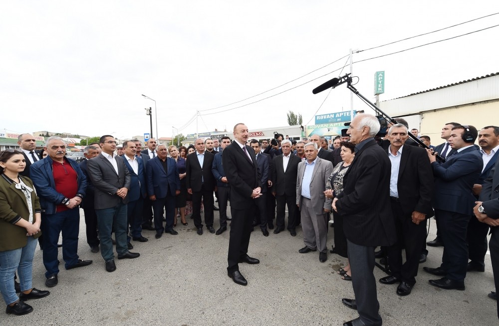 Prezident marketə girib, qiymətlərlə maraqlandı - FOTOLAR