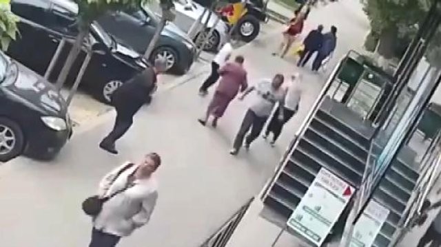 Paytaxtda kişi qadınların sinəsinə vurub... (FOTO+VİDEO)