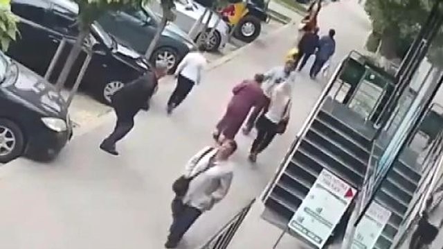 Paytaxtda kişi qadınların sinəsinə vurub... (FOTO+VİDEO)