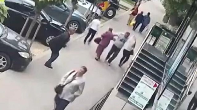 Paytaxtda kişi qadınların sinəsinə vurub... (FOTO+VİDEO)