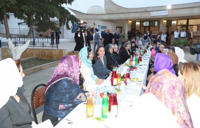 Mehriban Əliyeva qızı ilə iftar mərasimində - FOTOLAR