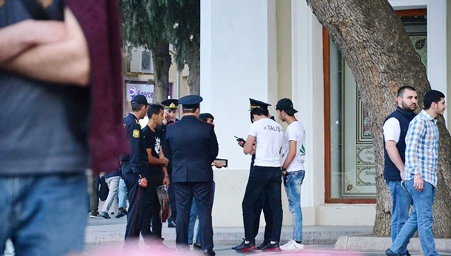 "Torqovı"da "Rövşən Lənkəranski" köynəyi geyinən gənclər saxlanıldı - FOTO