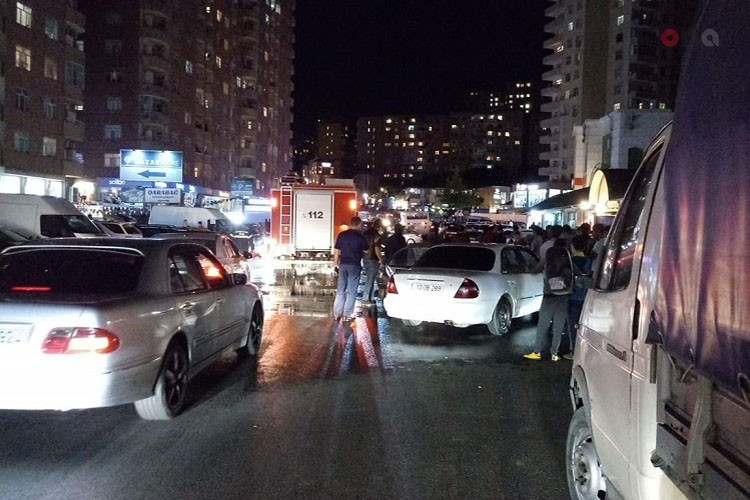 Avtomobil yandı, yolda sıxlıq yarandı - FOTO