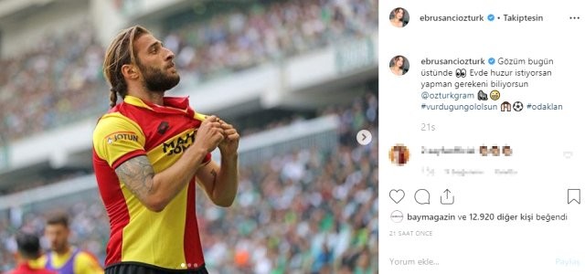 Həyat yodaşını stadionun ortasında öpüşə qərq etdi - FOTO