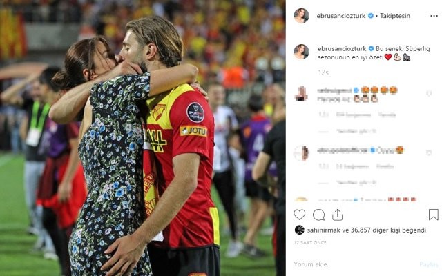 Həyat yodaşını stadionun ortasında öpüşə qərq etdi - FOTO
